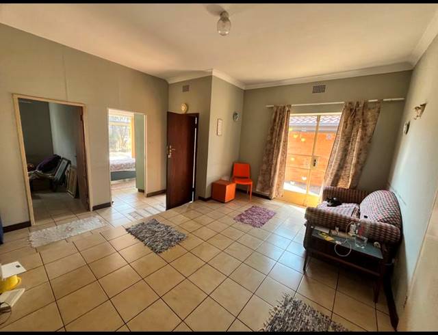 6 BEDROOM HOUSE FOR SALE IN FARRARMERE